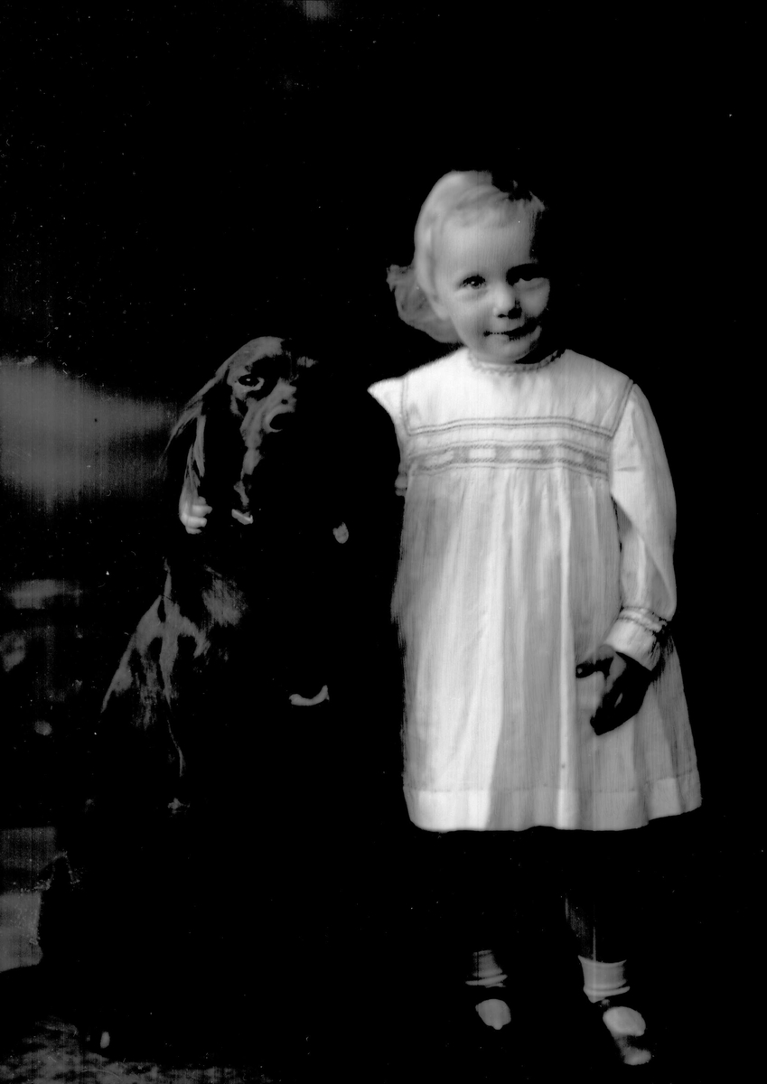 Gustav Borgen, Portrett, pike og hund, professor Morgenstjernes barnebarn.