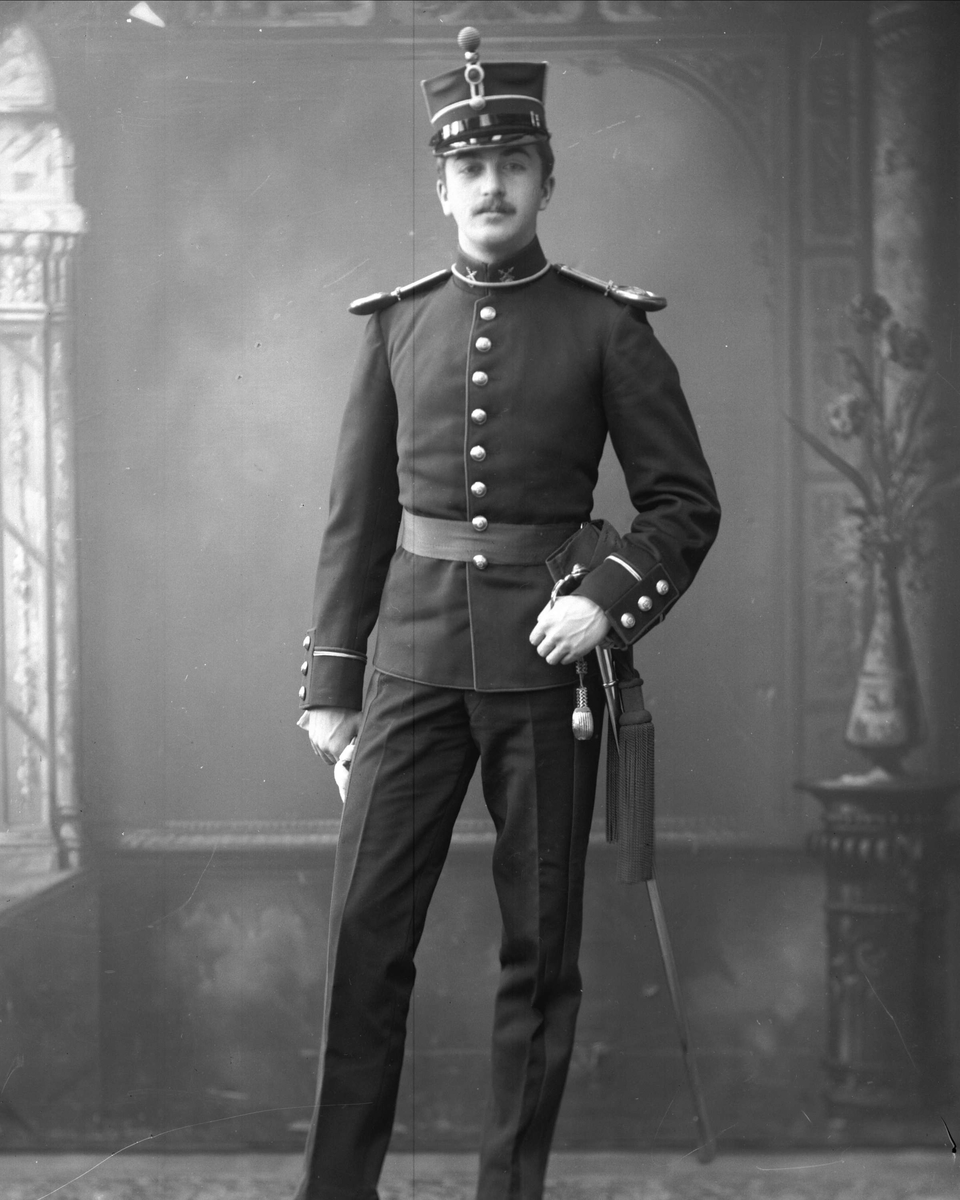 Gustav Borgen, Portrett, Johannes Emil Hanson i uniform som sekondløytnant ved Trenkorpset.