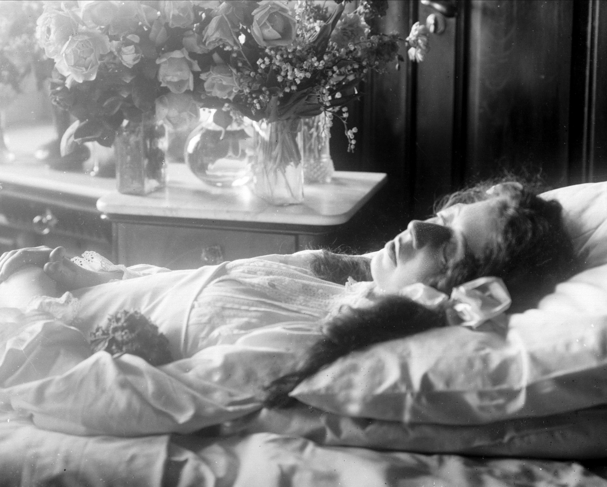 Gustav Borgen, Post mortem-fotografi. Pike stelt og pyntet til begravelse.