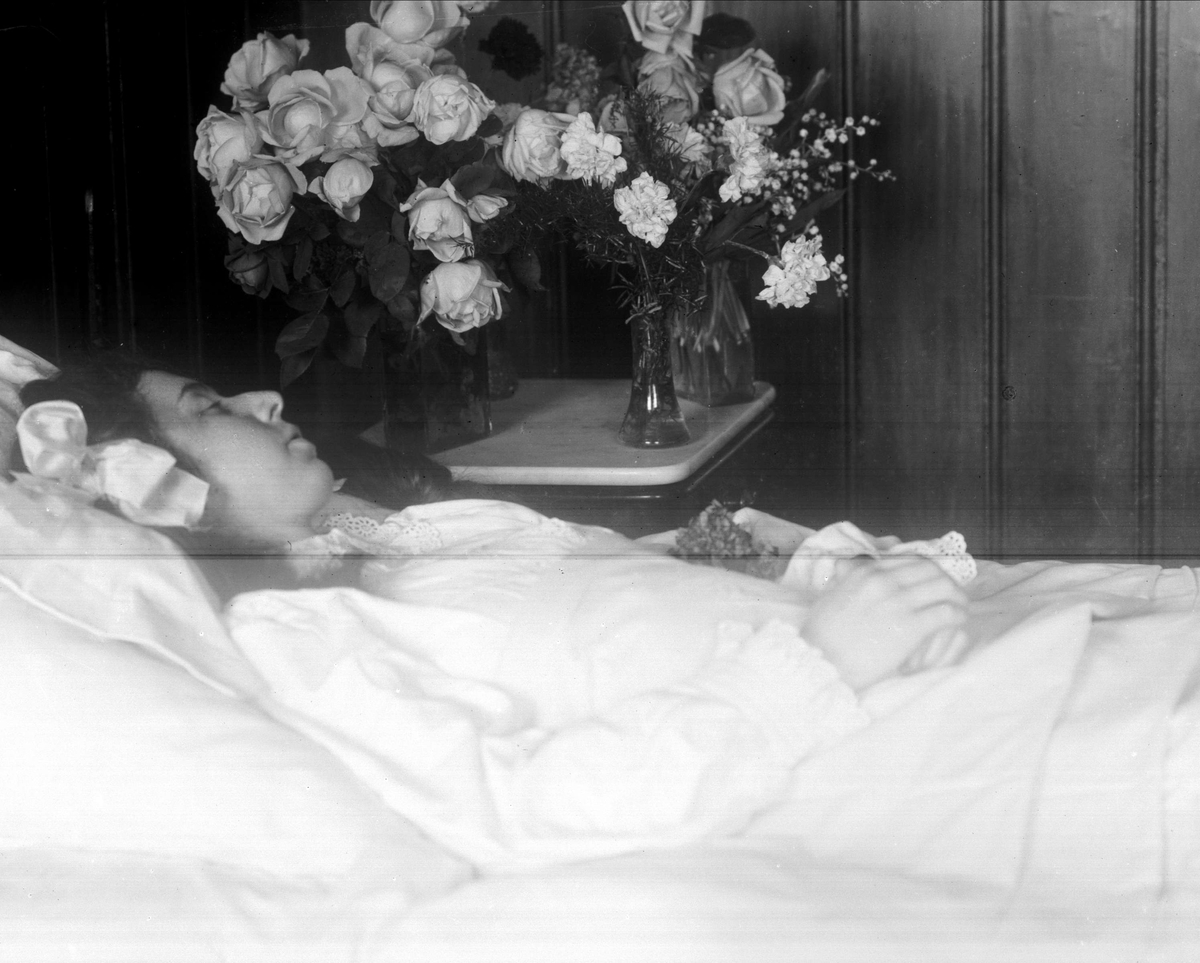 Gustav Borgen, Post mortem-fotografi. Pike stelt og pyntet til begravelse.