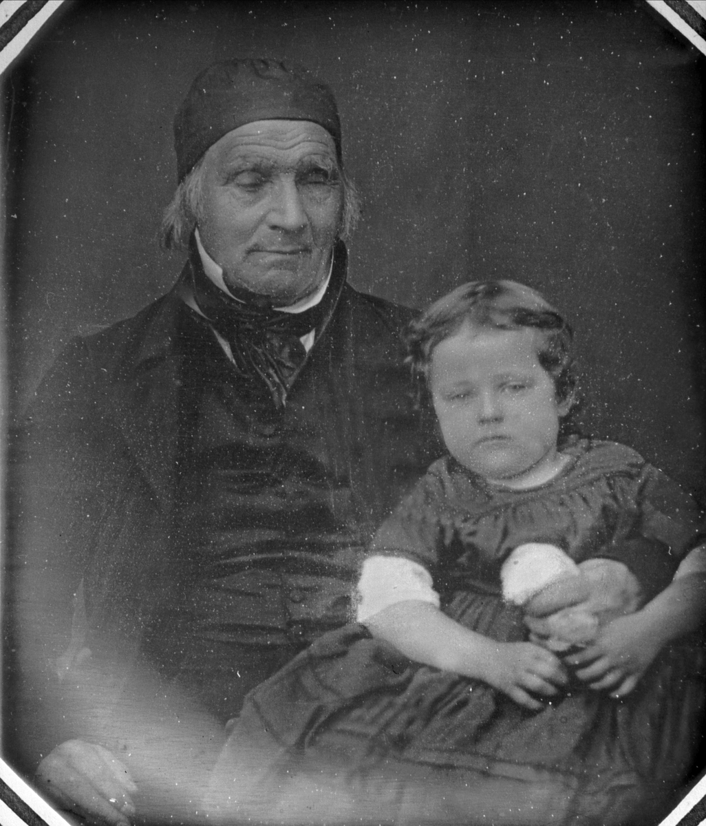 Gustav Borgen, Avfotografering. Gruppe, mann med kalott og barn. Rogstad kopi. Daguerreotypi (?)