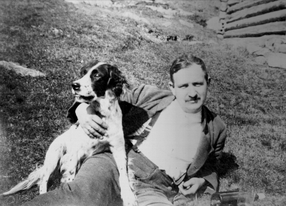 Gustav Borgen, Portrett, mann med hund liggende på fanget.