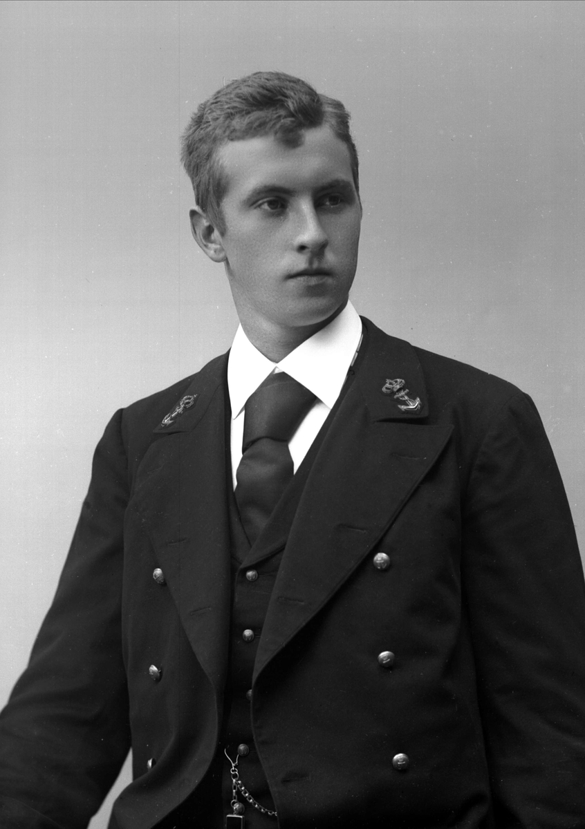 Gustav Borgen, Portrett, mann i kadettuniform fra sjøkrigsskolen.