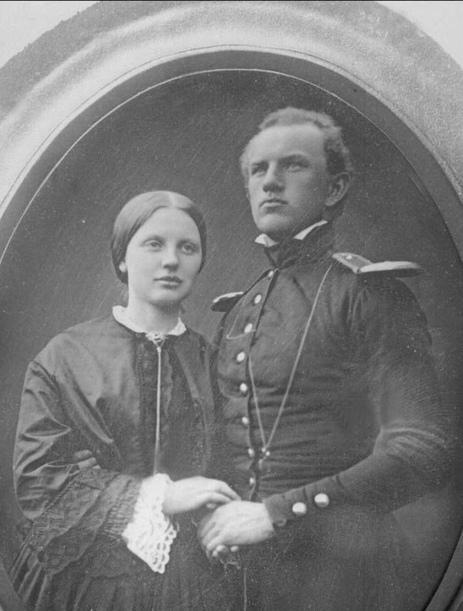 Gustav Borgen, Avfotografering. Dobbeltportrett, mann og kvinne, han i uniform som offiser ved infanteriet som reglementert fra 1845 til 1855, muligens Tycho Diderik Castberg, født 1829. Daguerreotypi?
