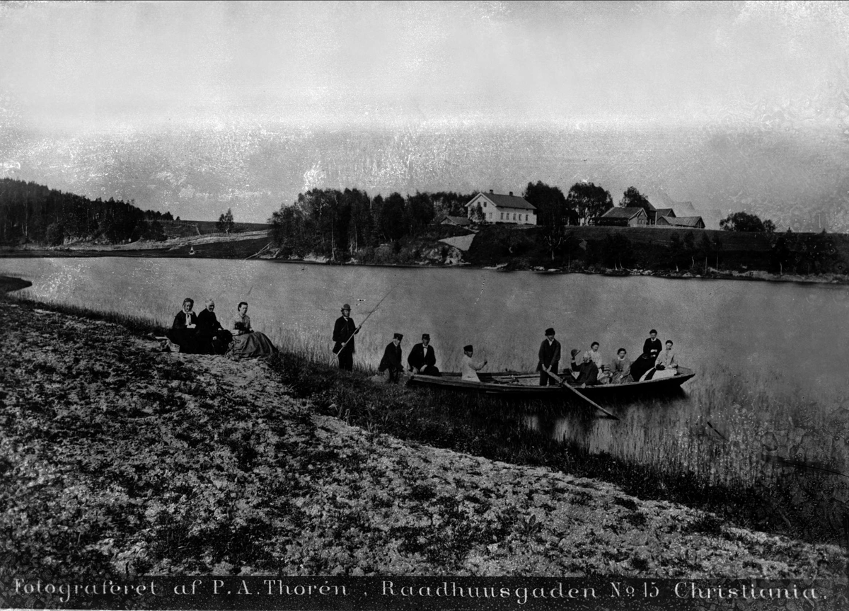 Per Adolf Thorén, Stor gruppe mennesker i båt på vannet og på land. Bebyggelse i bakgrunnen.