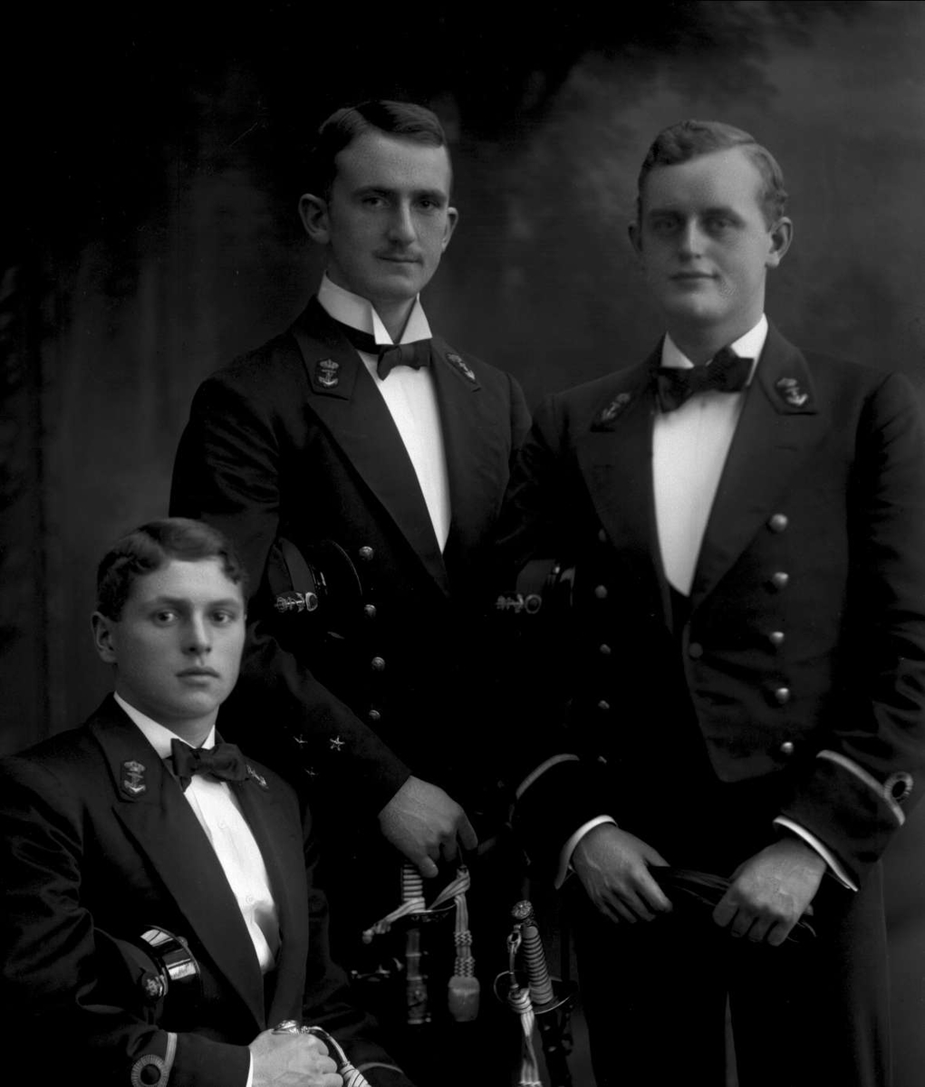 Gustav Borgen, Gruppeportrett, tre menn i kadettuniform fra sjøkrigsskolen.