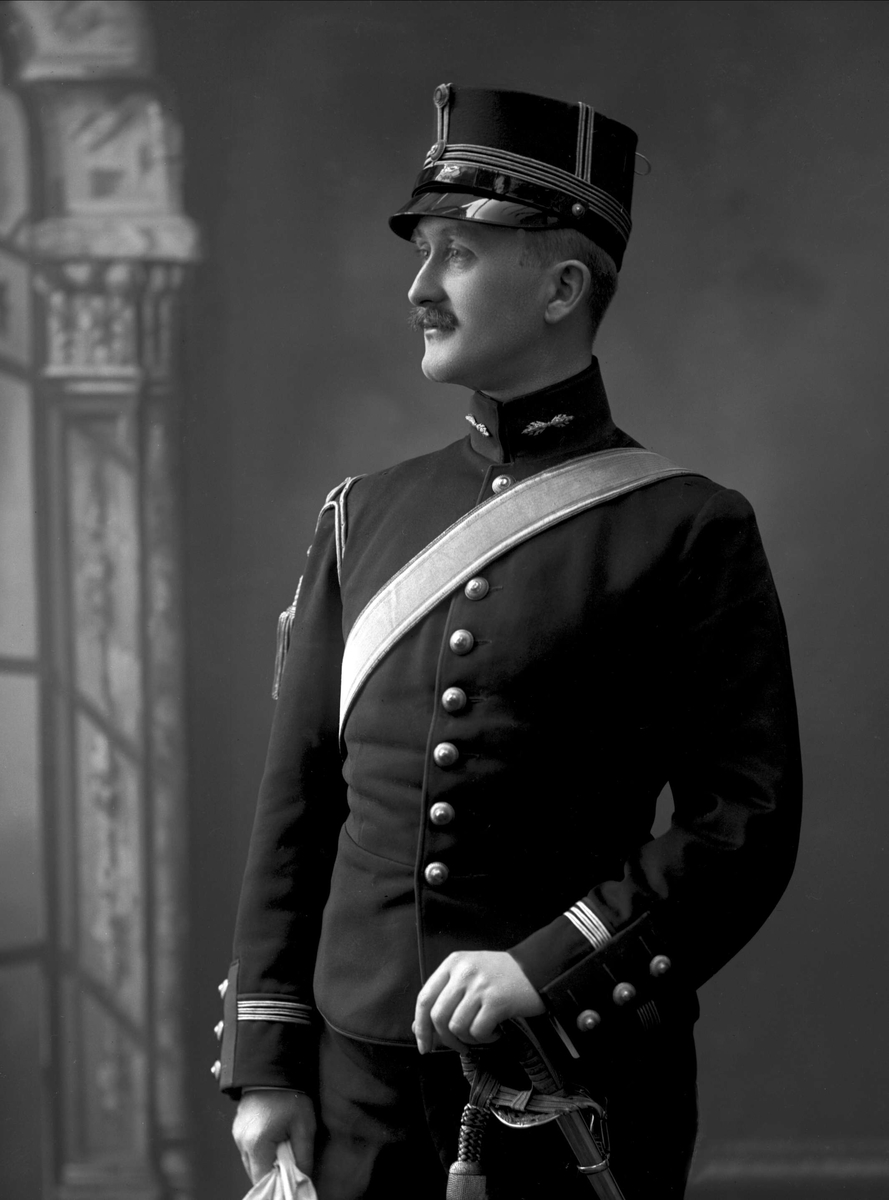 Gustav Borgen, Portrett, Carl Leo Eckbo i uniform som kaptein i artilleriet.