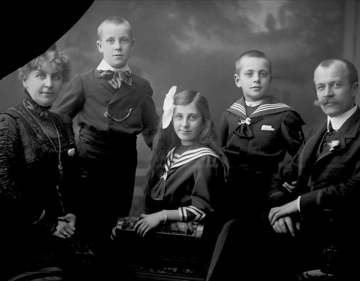 Gustav Borgen, Gruppeportrett, familien Dammann. Gunhild Marie, Rolf, Kirsten, Aage og Axel.