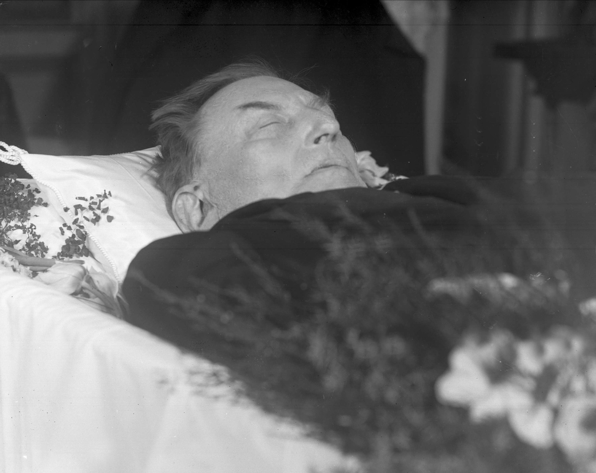 Gustav Borgen, Post mortem-fotografi. Død mann i kiste.