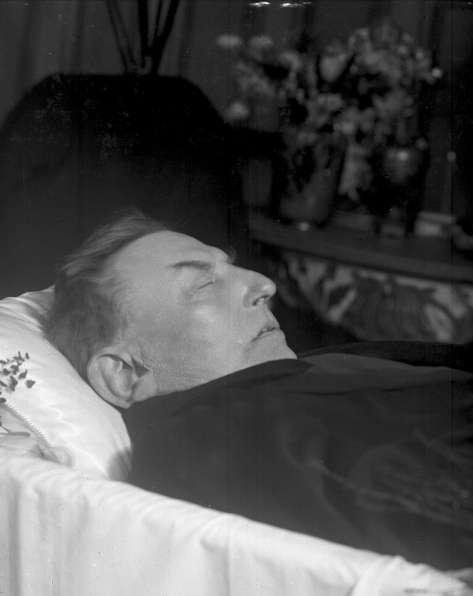 Gustav Borgen, Post mortem-fotografi. Død mann i kiste.