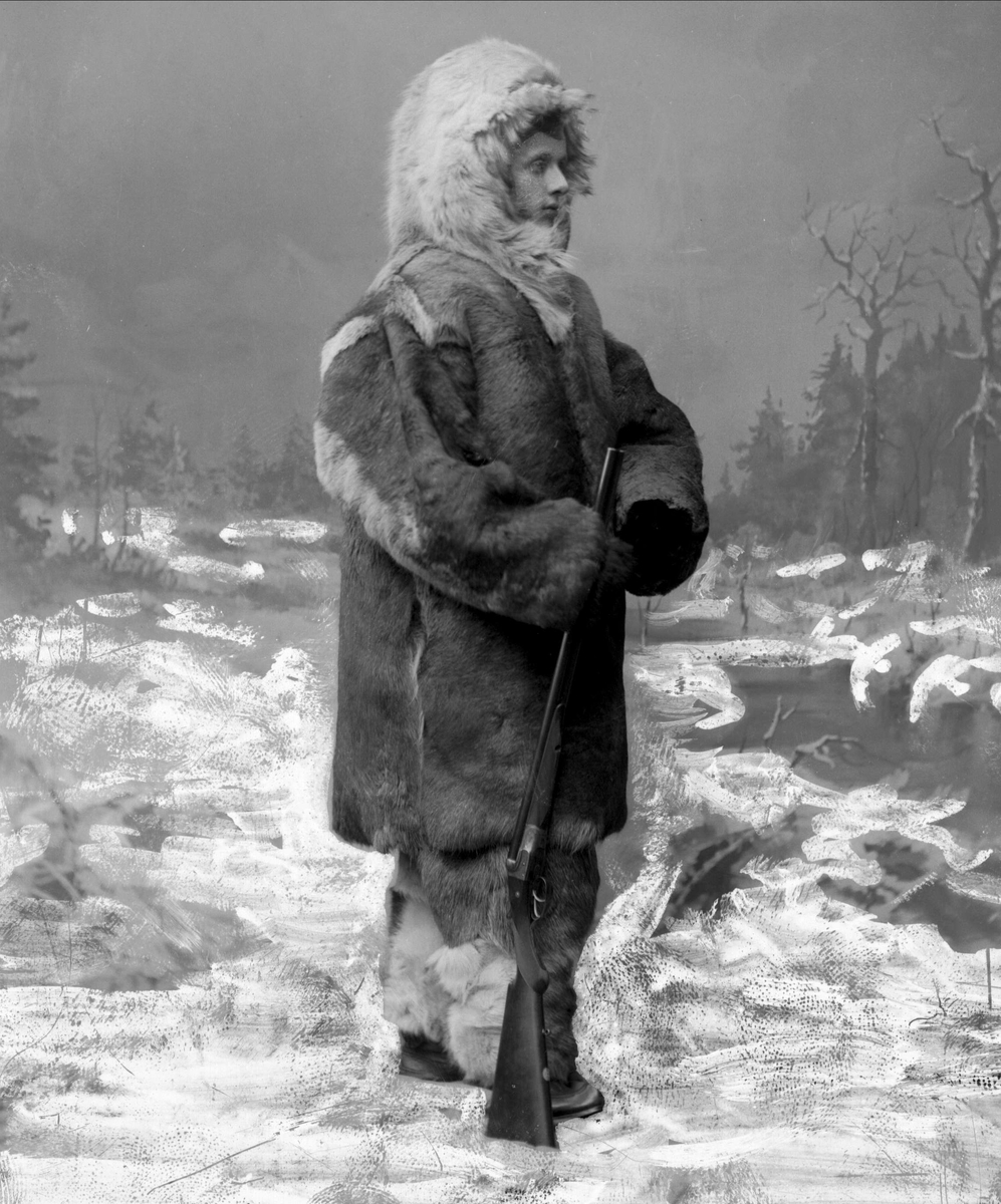 Gustav Borgen, Portrett, mann kledd som pelsjeger i pels med gevær. H. W. Sundt.