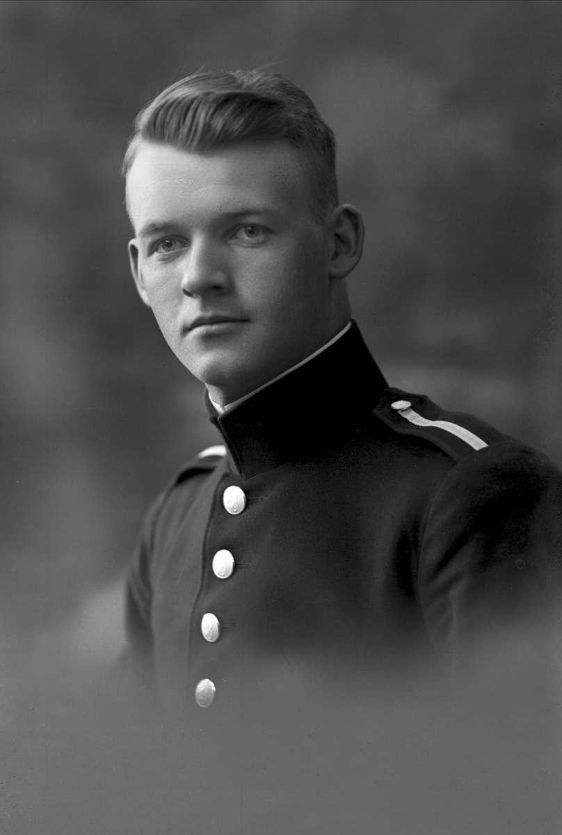 Gustav Borgen, Portrett, mann i kadettuniform.