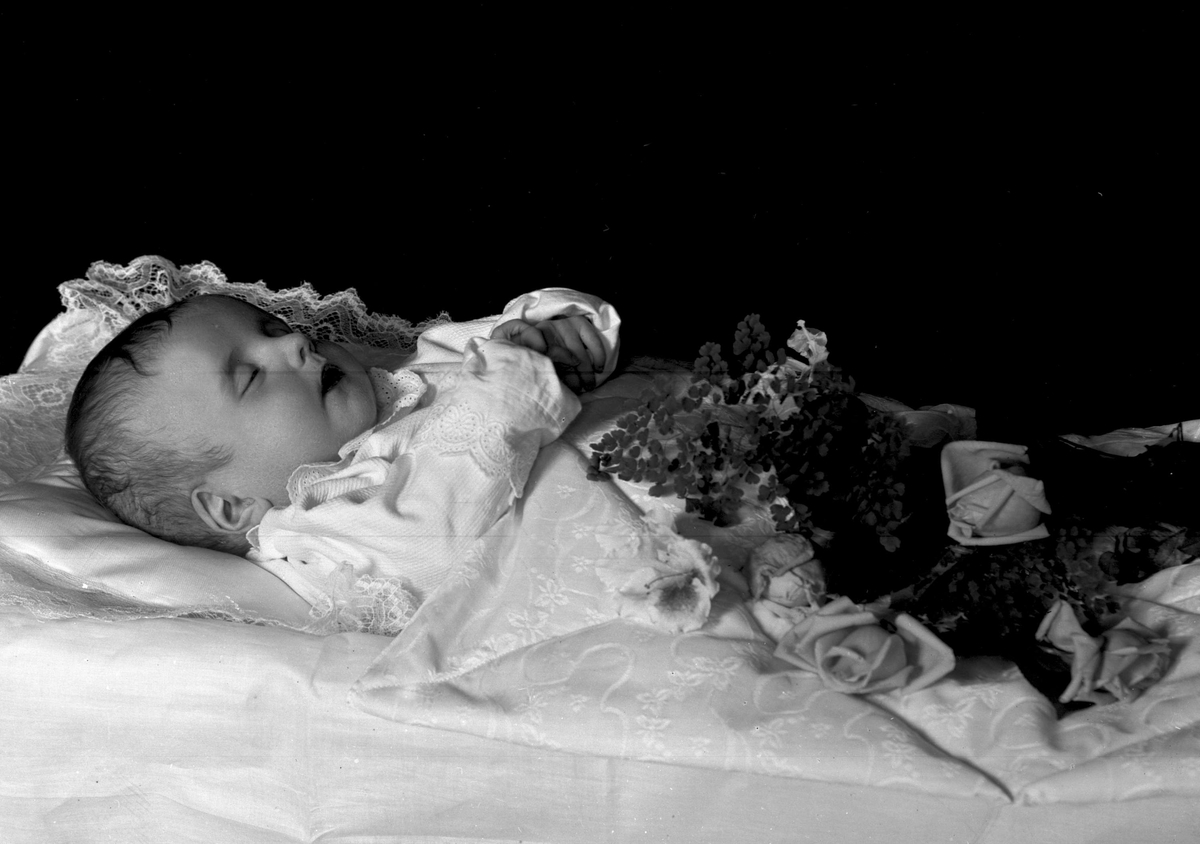 Gustav Borgen, Post mortem-fotografi. Dødt barn pyntet til begravelse.
