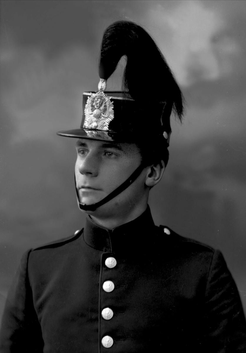 Gustav Borgen, Portrett, mann i kadettuniform.