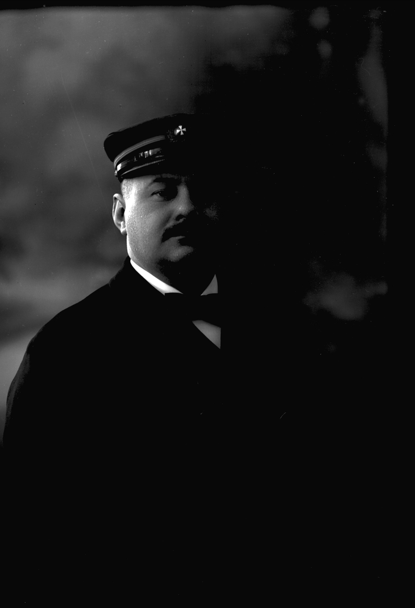 Gustav Borgen, Portrett av maskinmester på S.S. Hellig Olav som var eiet av D.F.D.S. Han er fotografert med uniform i 1912.