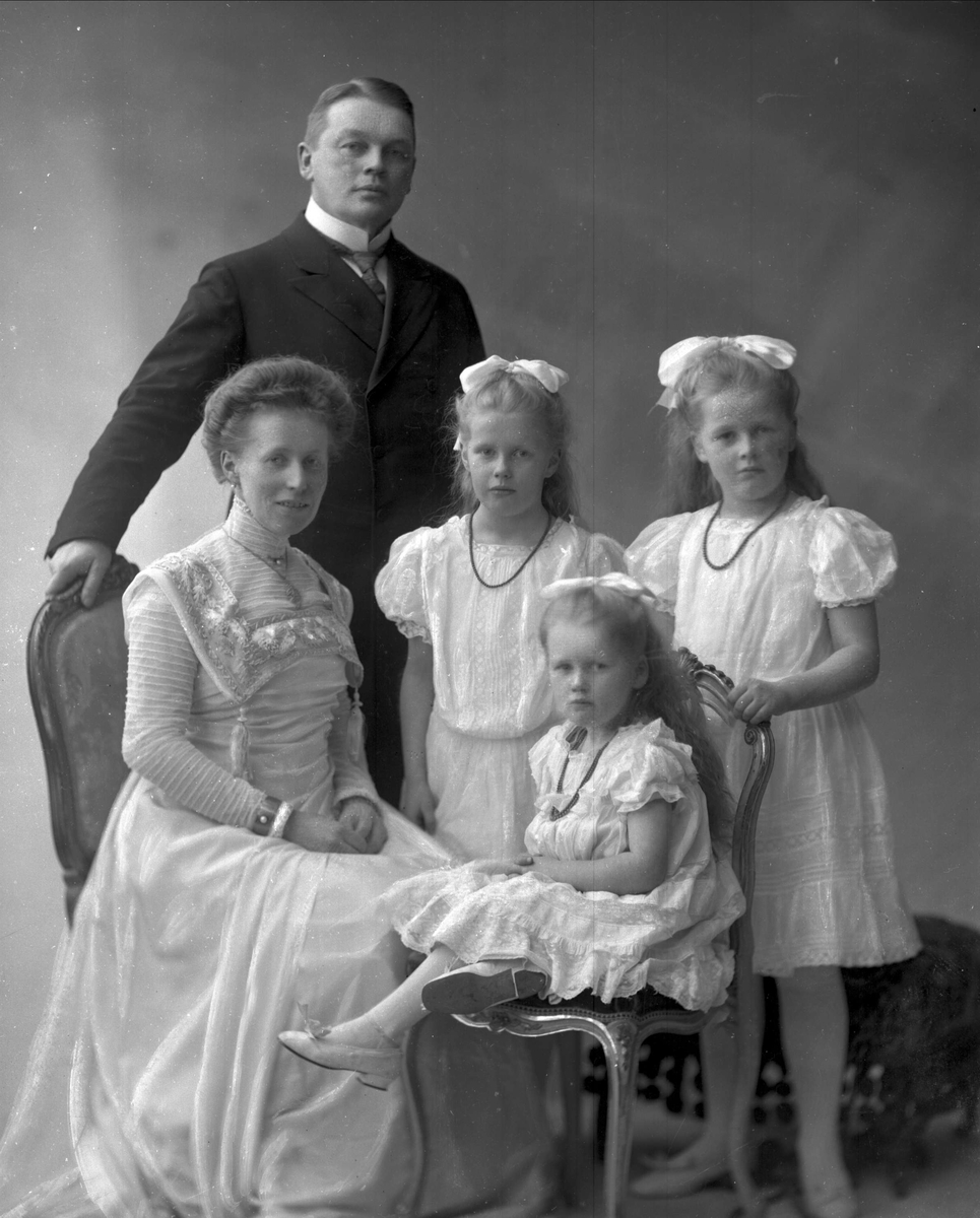 Gustav Borgen, Portrett av høyesterettsadvokat Ulrik Fredrik Cappelen Flood med sin kone Ulrikke, og døtrene Benedicte (Benny) (senere Holtsmark), Marie (senere Siqveland) og Hanna (senere Smitt-Amundsen).