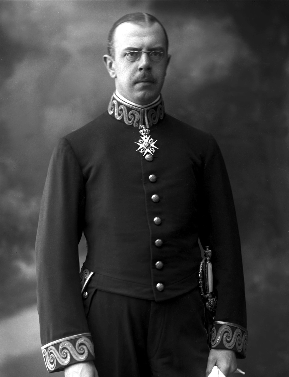 Gustav Borgen, Portrett, legasjonsekretær Westmann i uniform for den svenske utenrikstjenesten.