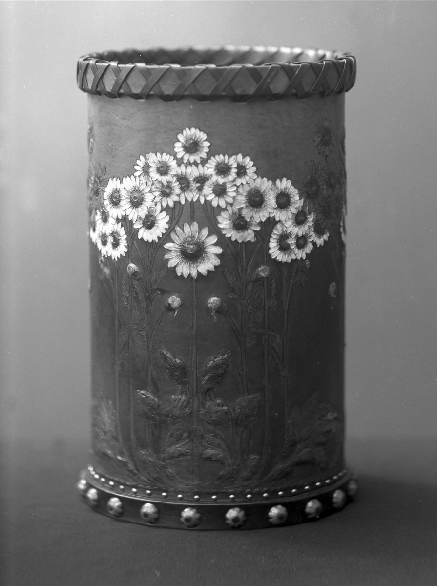 Gustav Borgen, Papirkurv med blomsterdekorasjon på gjenstand. Holters arbeider.