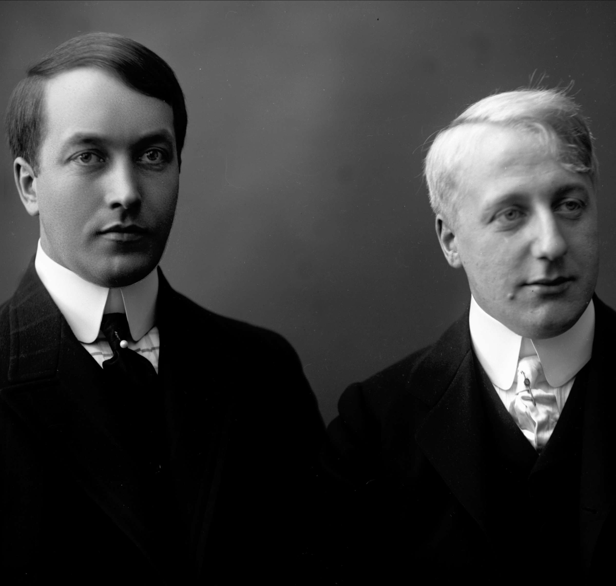 Gustav Borgen, Gruppeportrett, dirigent og musiker Birger Hammer og en medmusikant.