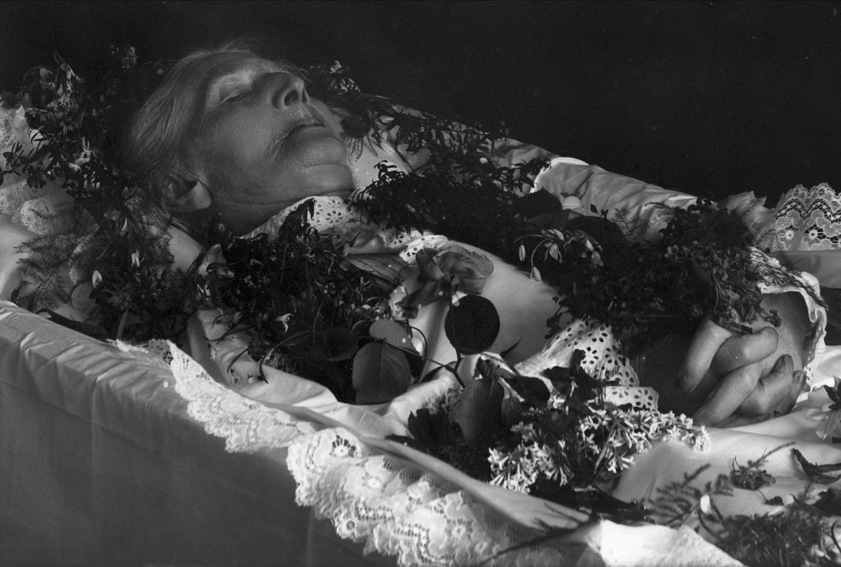 Gustav Borgen, Post mortem-fotografi. Død kvinne i pyntet kiste.