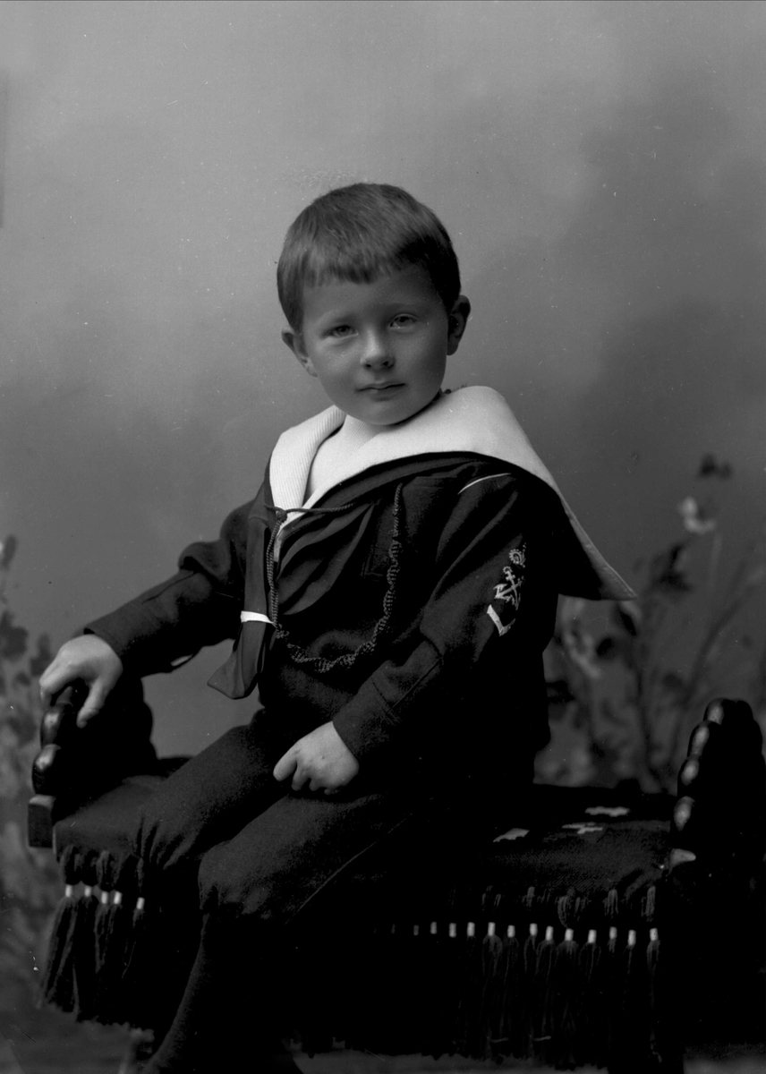 Gustav Borgen, Portrett av Conrad Møller Falsen som liten gutt i matrosdress.