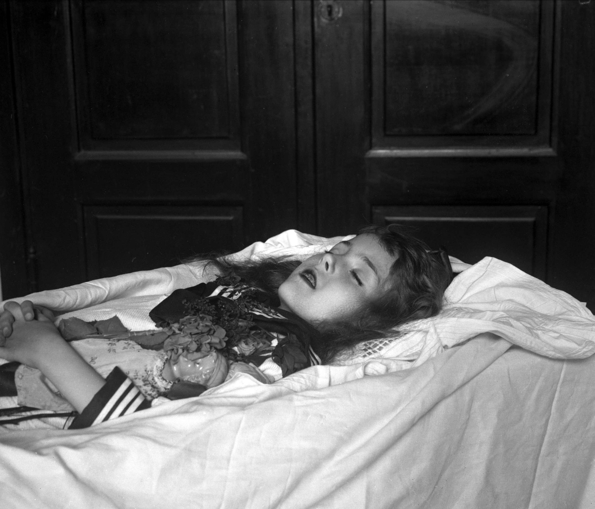 Gustav Borgen, Post mortem-fotografi. Kvinne i kiste.