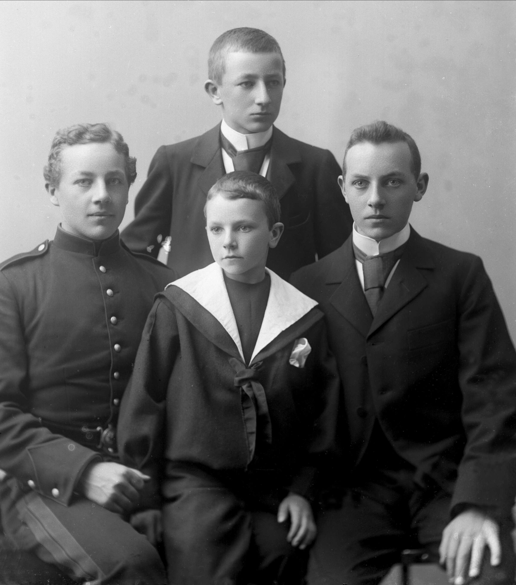 Gustav Borgen, Gruppeportrett, fire brødre. Kadett Dam i kadettuniform.