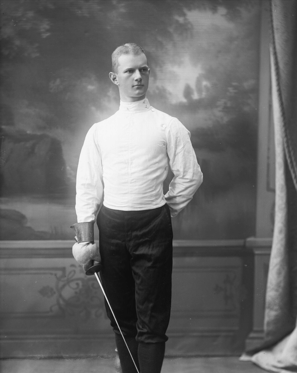 Gustav Borgen, Portrett, fekter med fektedrakt og florett. Løytnant Røhn.