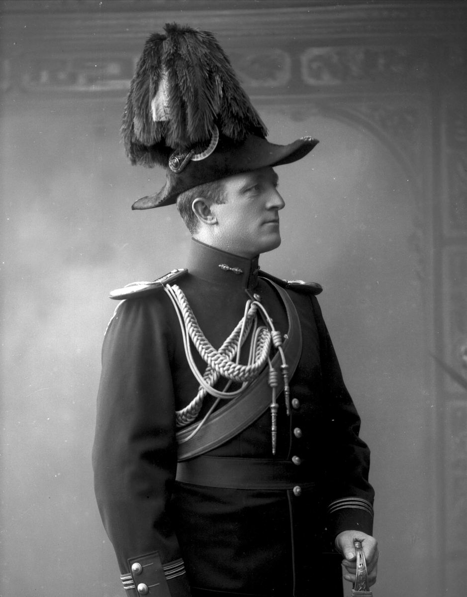 Gustav Borgen, Portrett, Johan Tidemann Sverre, (1867-) i uniform som kaptein ved artilleriet som reglementert fra 1894 til 1910.