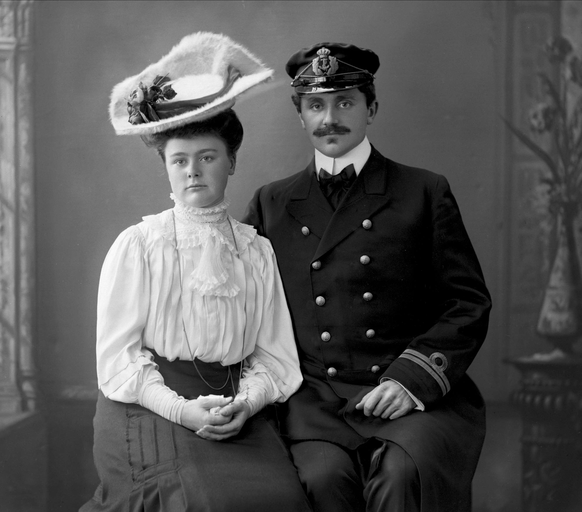 Gustav Borgen, Portrett, Harald Hartmann og hustru, han i uniform som premierløytnant ved marinen.