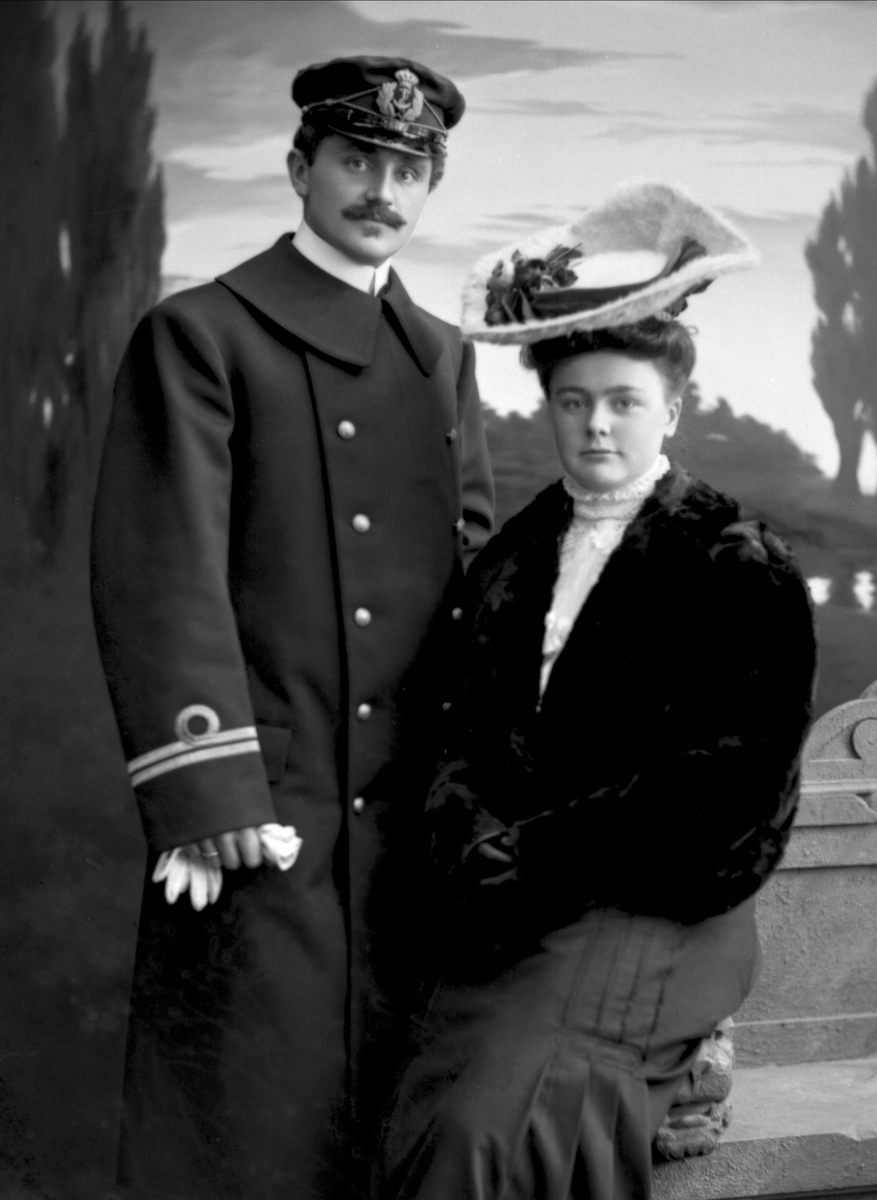 Gustav Borgen, Portrett, Harald Hartmann og hustru, han i uniform som premierløytnant ved marinen.