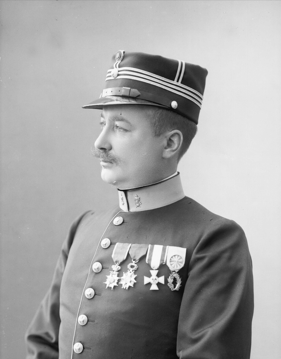 Gustav Borgen, Portrett, Thomas Thomassen Heftye i uniform som kaptein i Ingeniørkorpset.