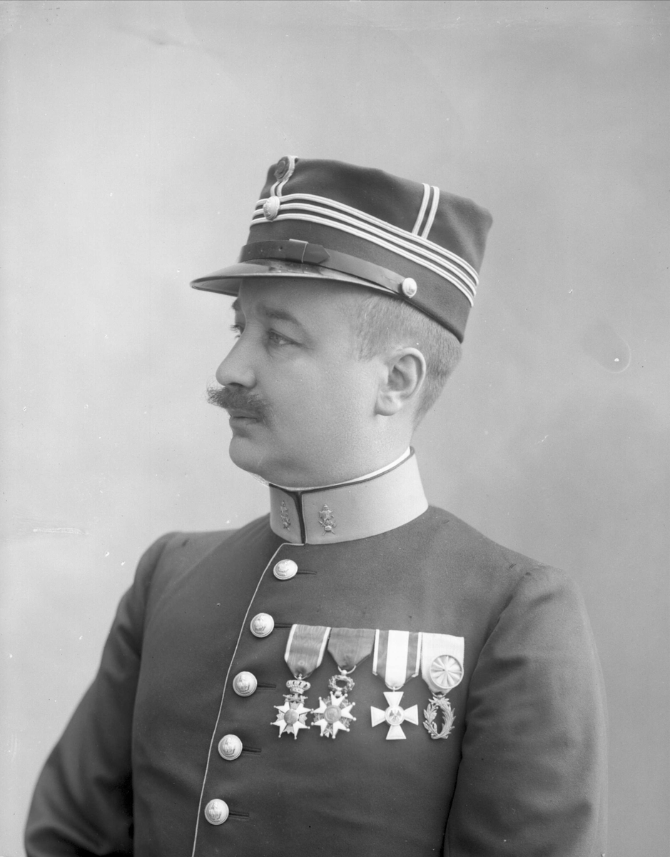 Gustav Borgen, Portrett, Thomas Thomassen Heftye i uniform som kaptein i Ingeniørkorpset.