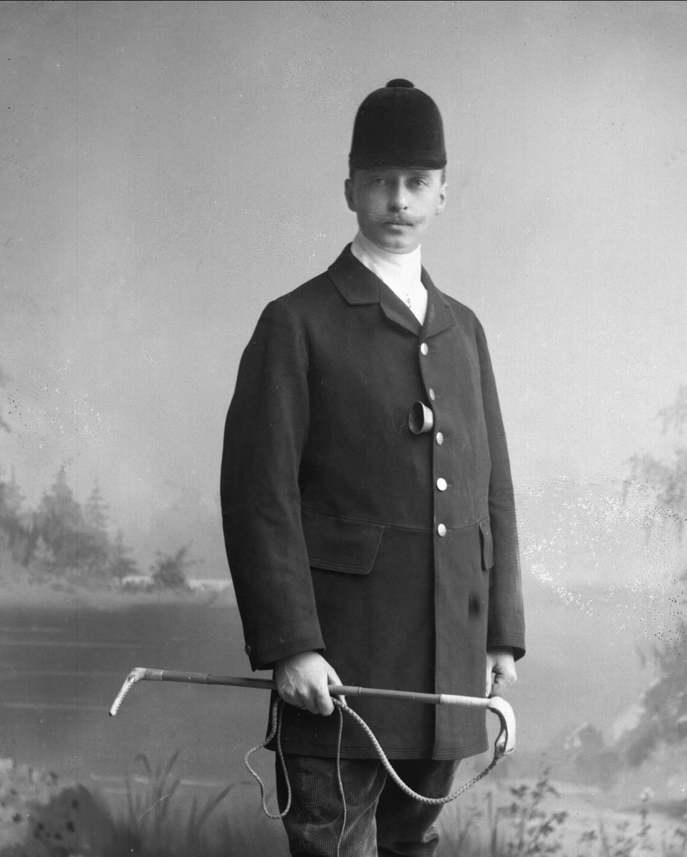 Gustav Borgen, Portrett, grosserer Helgesen i rideutstyr for jakt.