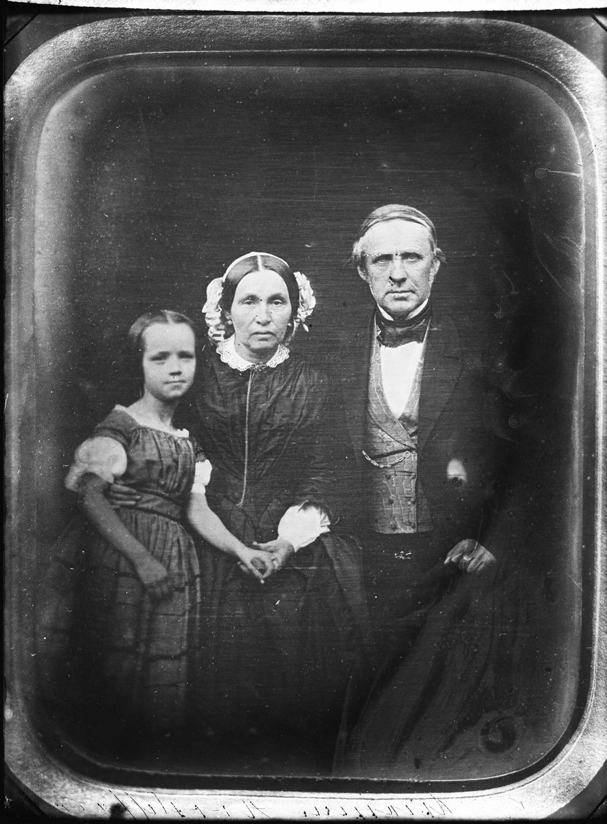 Gustav Borgen, Avfotografering. Gruppe, ektepar og pike. Daguerreotypi(?)