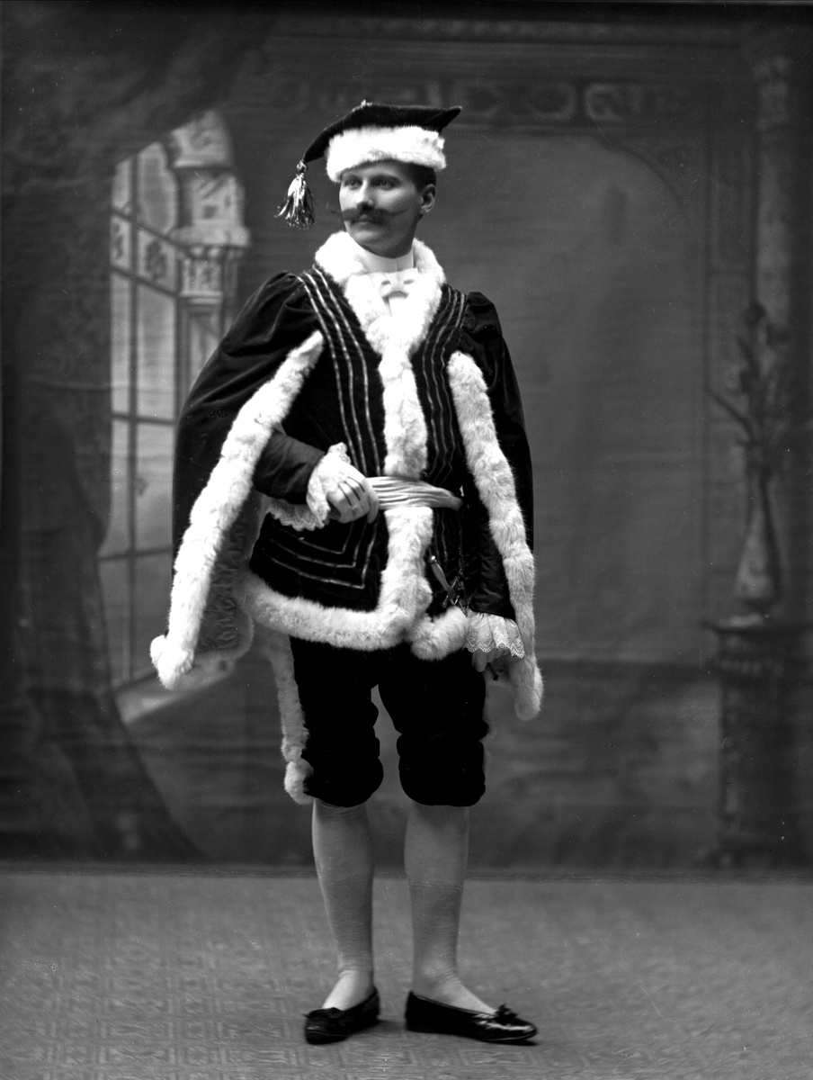 Gustav Borgen, Portrett, mann i uniform med pelskant og knebukser. Utenlandsk? Sersjant Brøchner.