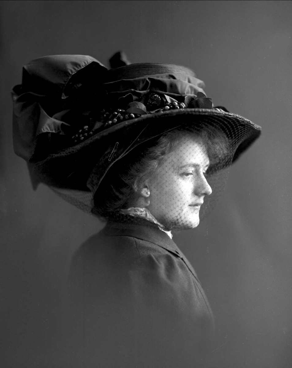 Gustav Borgen, Portrett, Gudrun Klausen, danser, koreograf.