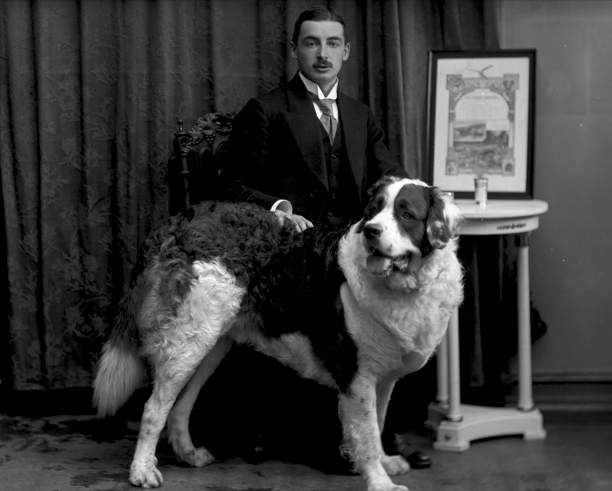 Gustav Borgen, Portrett, Agent Aaberg med hund.