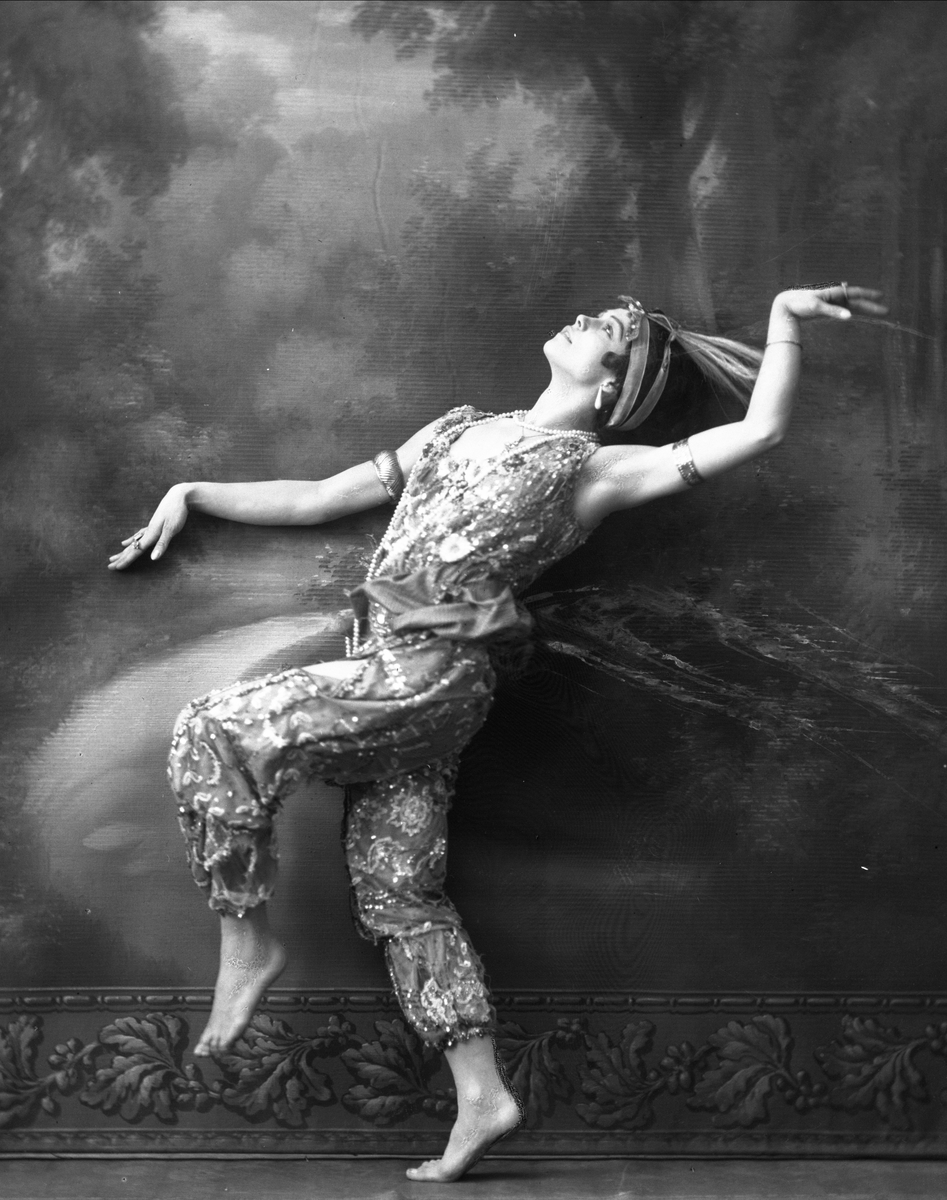 Gustav Borgen, Eksotisk danser i positur og kostyme.