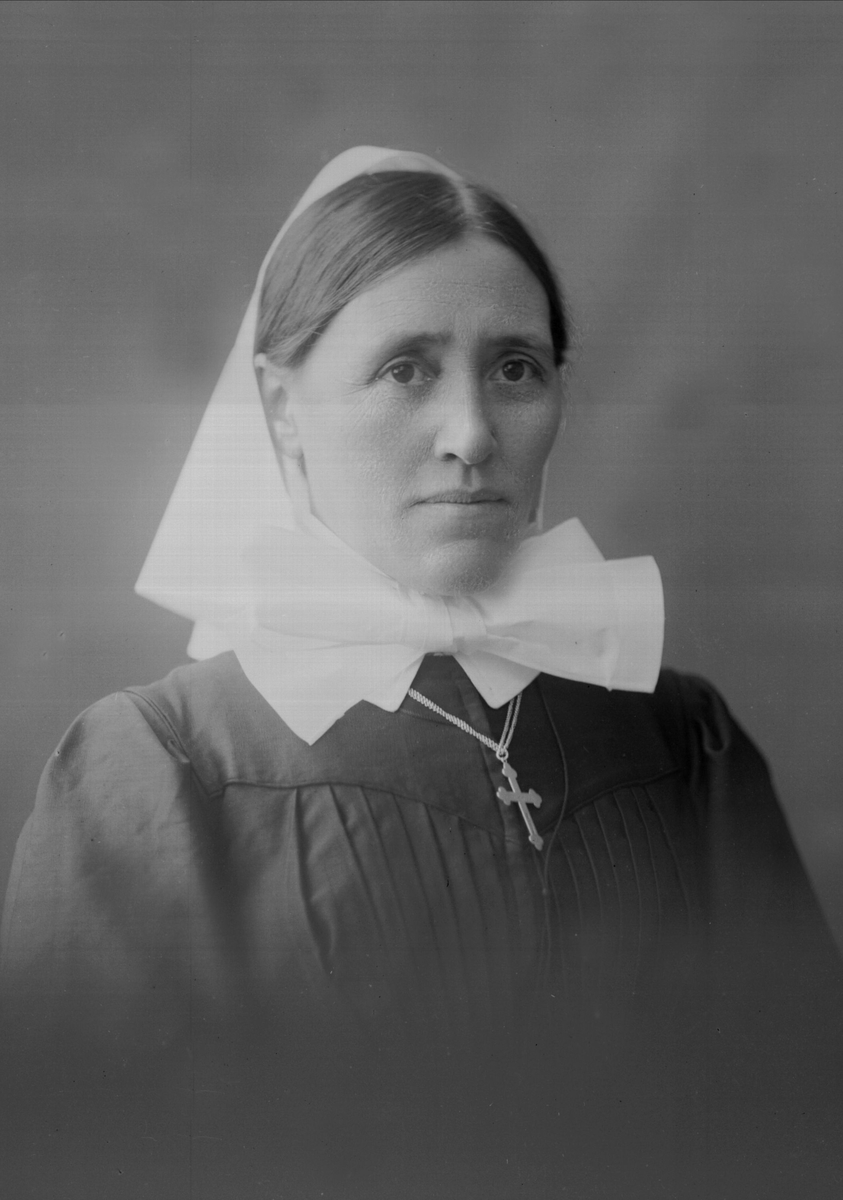Gustav Borgen, Portrett, kvinne i sykepleieruniform. Søster Lina Løken.