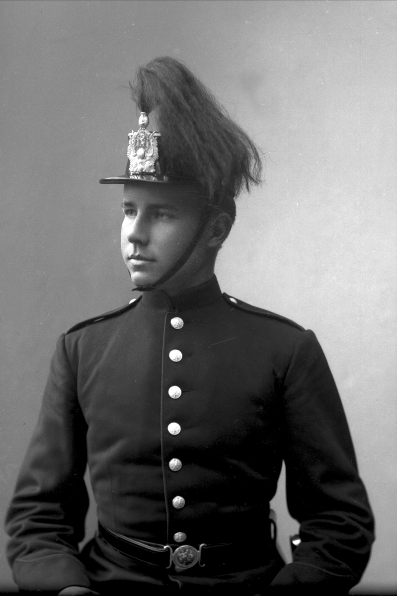 Gustav Borgen, Portrett, mann i kadettuniform.