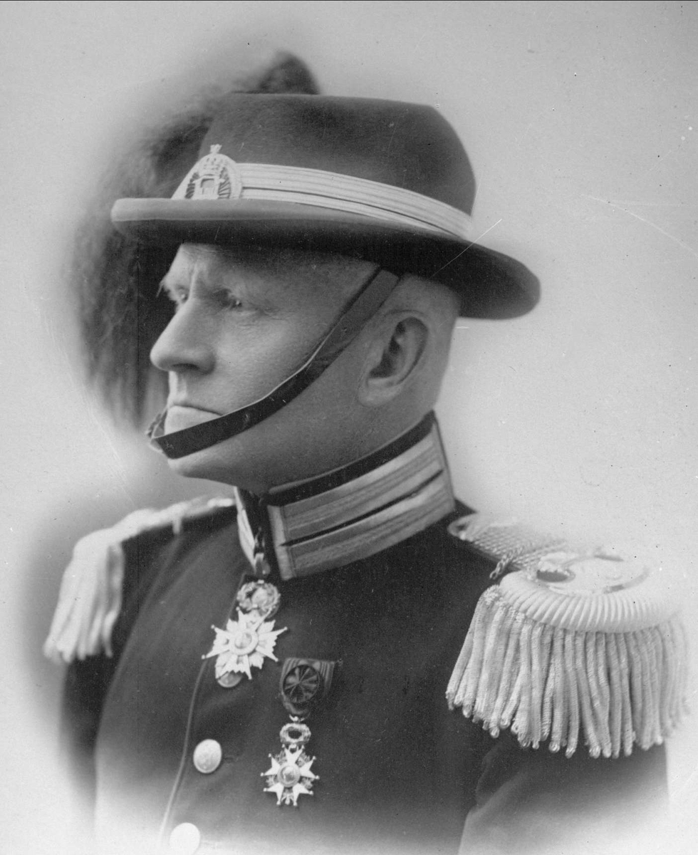 Gustav Borgen, Portrett, gardesjef og oberstløytnant, Fr Rode i uniform.