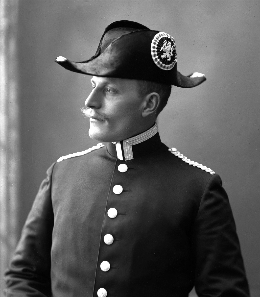 Gustav Borgen, Portrett, Holmvaag i uniform som slottsknekt.