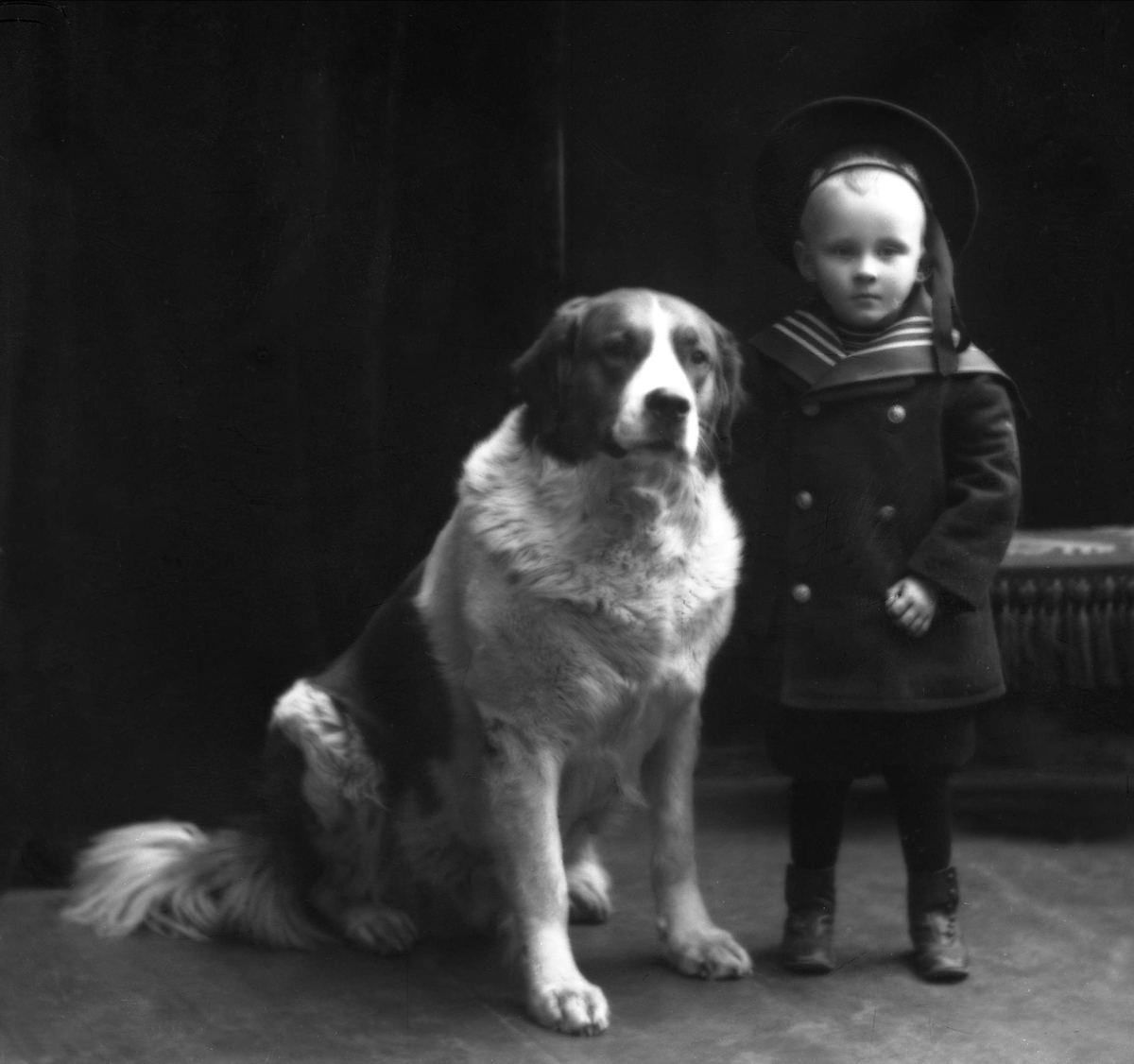Gustav Borgen, Portrett, gutt i matrosdress, med stor hund.
