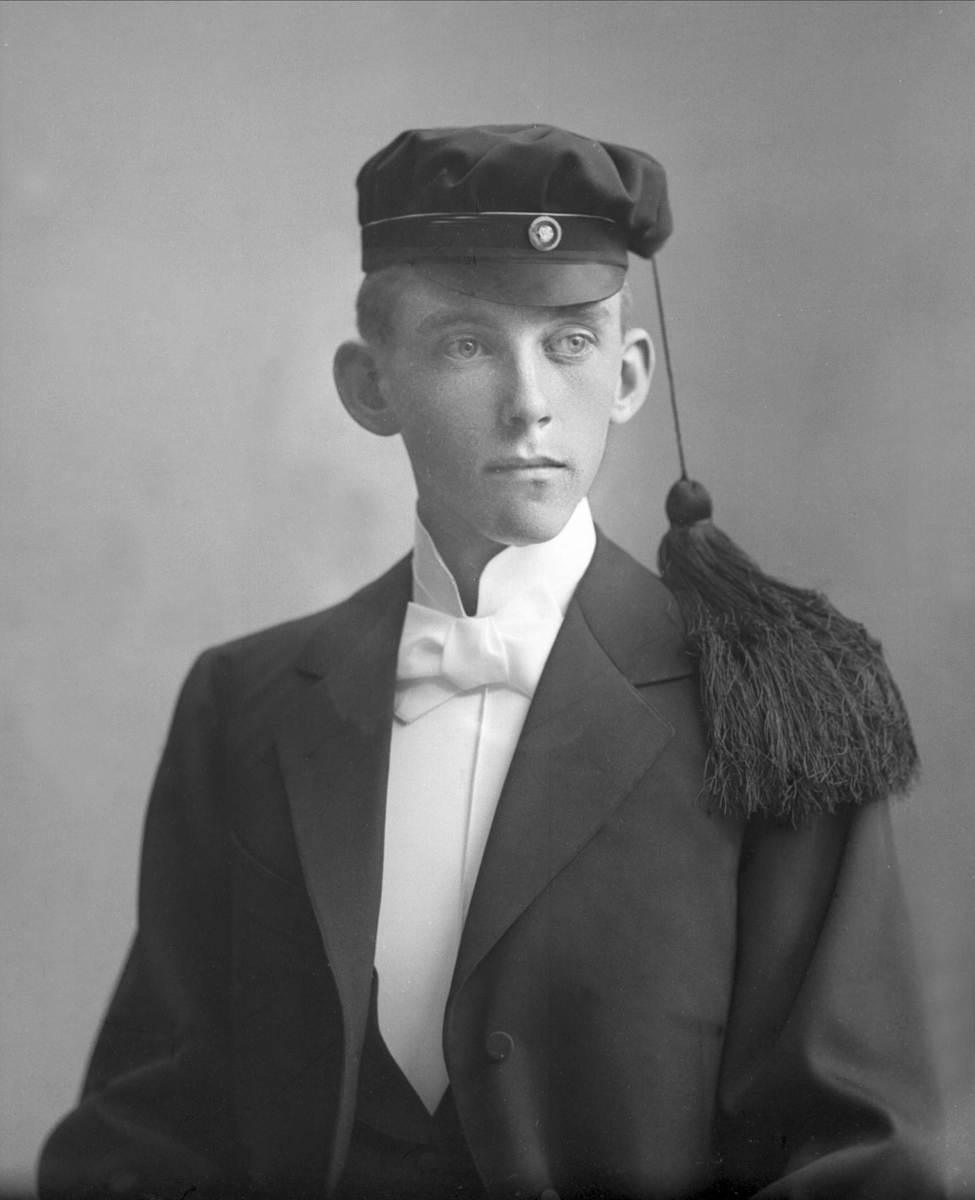 Gustav Borgen, Portrett, student Ole Hallesby. Med studentlue.
