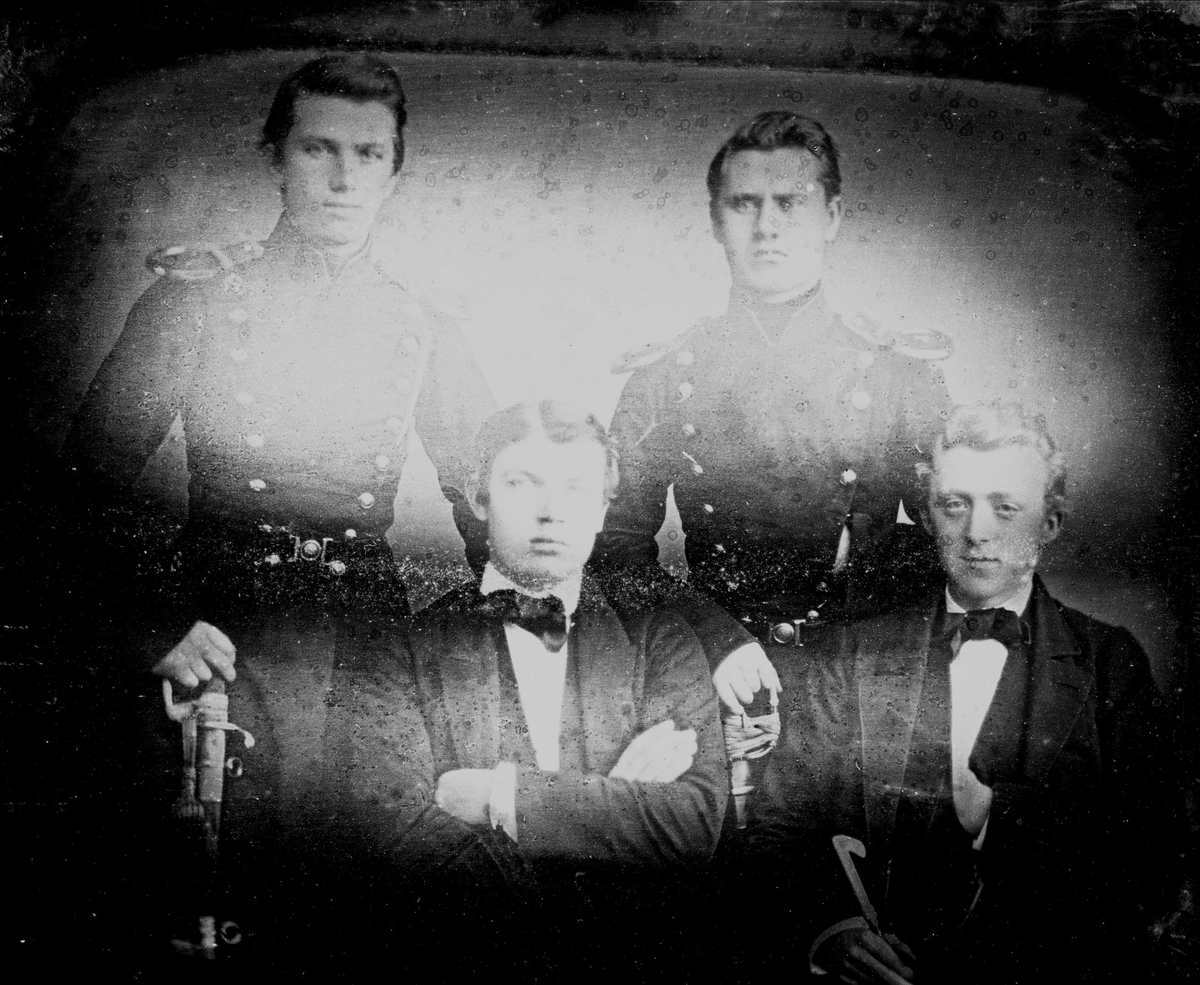 Gustav Borgen, Avfotografert daguerreotypi. Gruppeportrett, to menn i uniform, Hans Petter Lorange og Edvard Gabriel Fine, sannsynligvis Brunchorst og Gran i sivil.