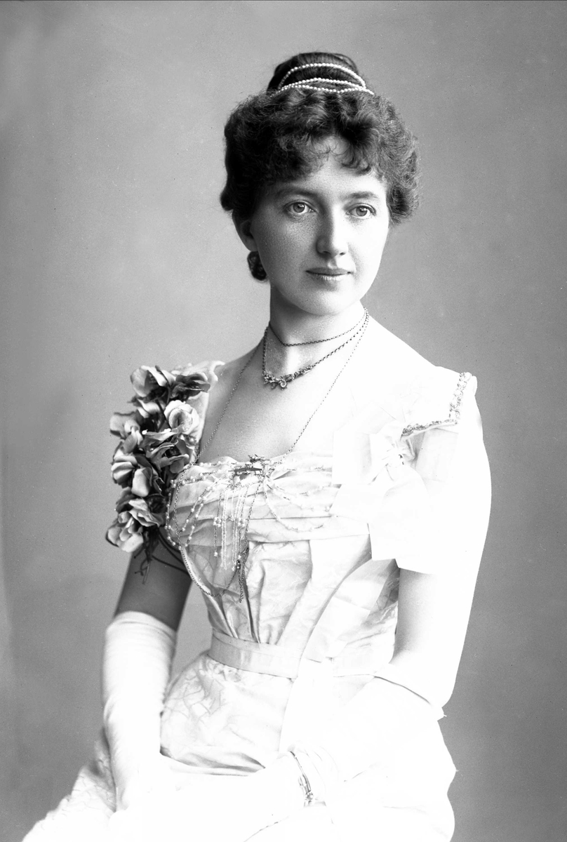 Gustav Borgen, Portrett, kvinne i lys gallakjole.