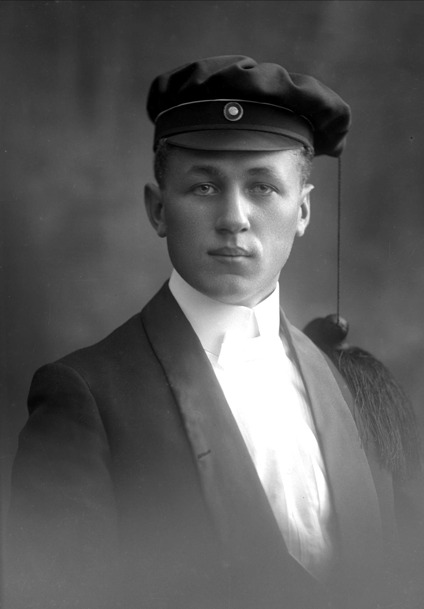 Gustav Borgen, Portrett, mann med studentlue. Student C. O. Torgersen.