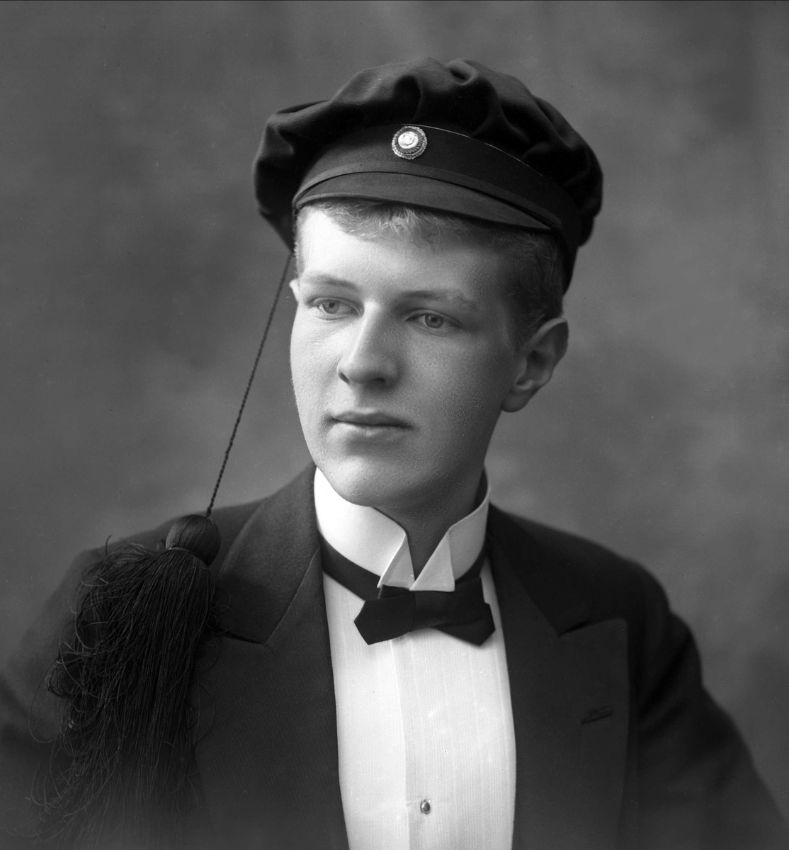 Gustav Borgen, Portrett, mann med studentlue. Student Ebbe Schelderup.