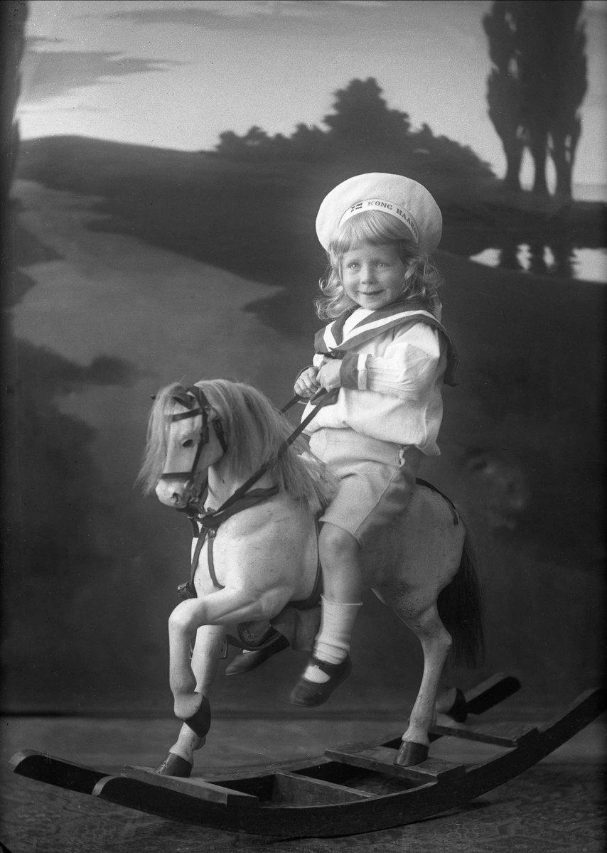 Gustav Borgen, Portrett, kaptein Aavatsmarks sønn i matrosdress og på gyngehest.